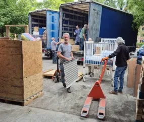 inladen vrachtwagen noodhulp