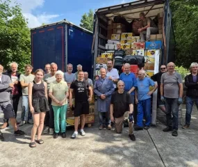 vrachtwagen noodhulp ingeladen