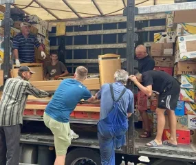 vrachtwagen noodhulp aangekomen