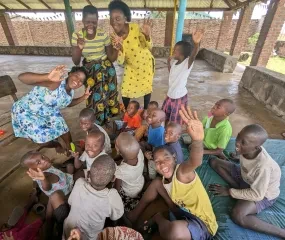 kinderen juichen - kudimba project in Malawi