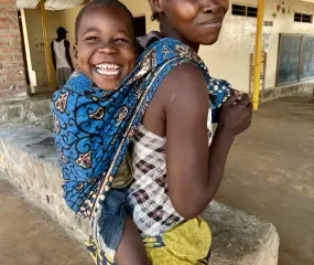 vrouw met kind - kudimba project in Malawi