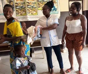 Distribution of clothes in the village of Keita Akoda.