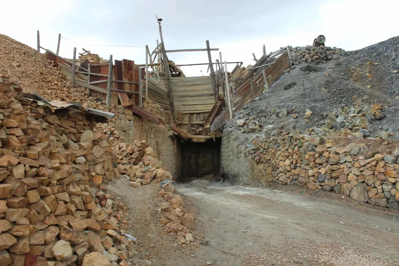 Mining bin for load next to Morococala's mine entrance (Oruro, Bolivia) © Silke Ronsse / CATAPA