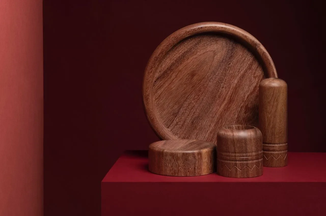 MAAKBAAR ontwerper Sep verboom maakte in co-creatie met de Peruviaanse houtbewerker Arsenio Muñoz Blas een collectie objecten uit gecertificeerd hout