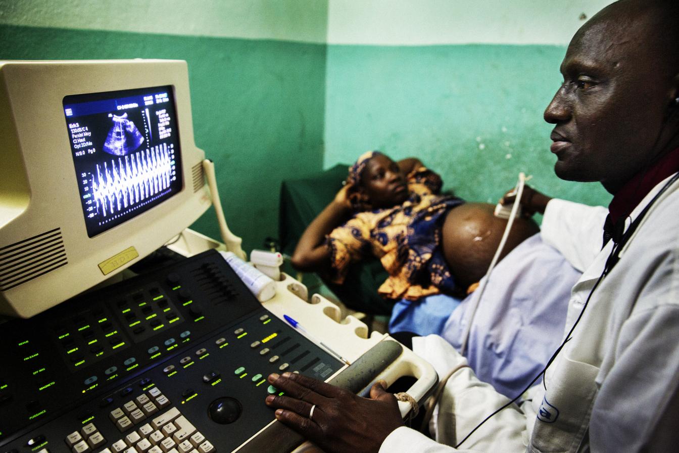 Dokter lamine diakité, consultatie van zwangere vrouwen (Mali, juni 2015)