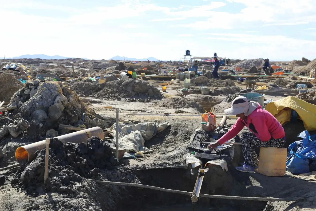 Woman leaching tin from waste rock in Machacamarca (Oruro, Bolivia) © Isabella Szukits / Südwind