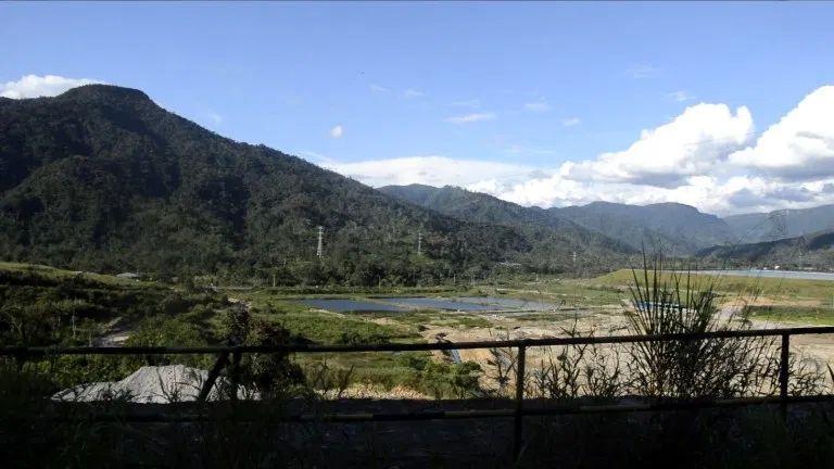 ‘El Mirador’ project en de residu-dam ‘Quimi’ (uiterst rechts op de foto), de tweede residu-dam ‘Tundayme’ is momenteel onder constructie (Foto: CATAPA vzw)