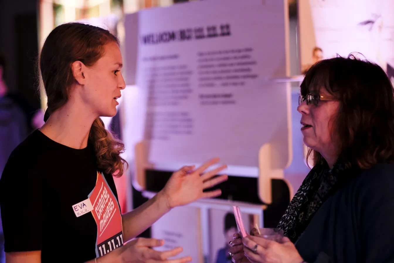 11.11.11 medewerker in gesprek met vrijwilliger op de kick-off van de campagne 2019