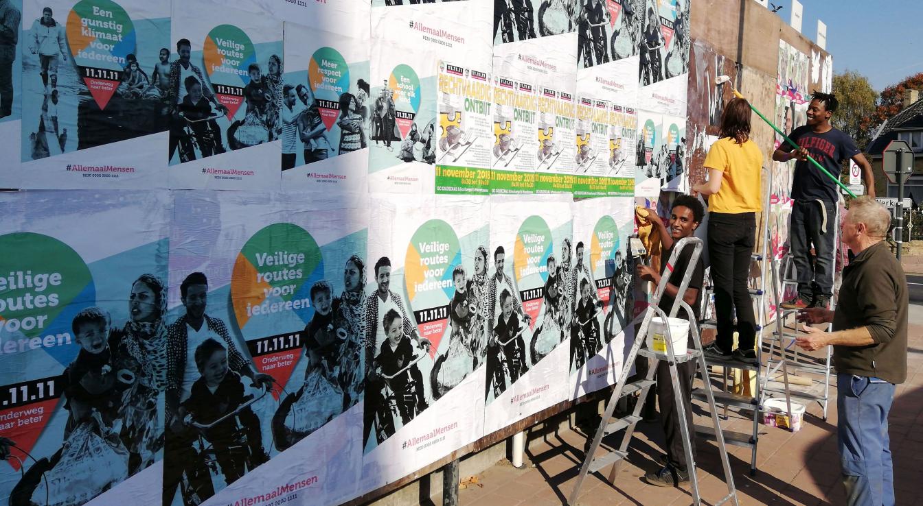 Vrijwilligers doen een plakactie in Kortemark