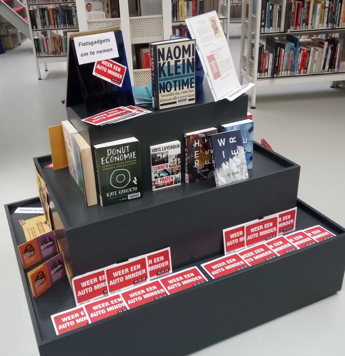 Boekenrek in een bibliotheek