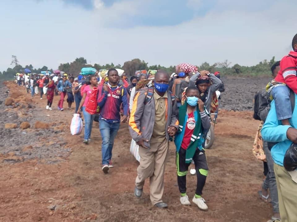 Mensen op de vlucht na de uitbarsting van de Nyiragongo