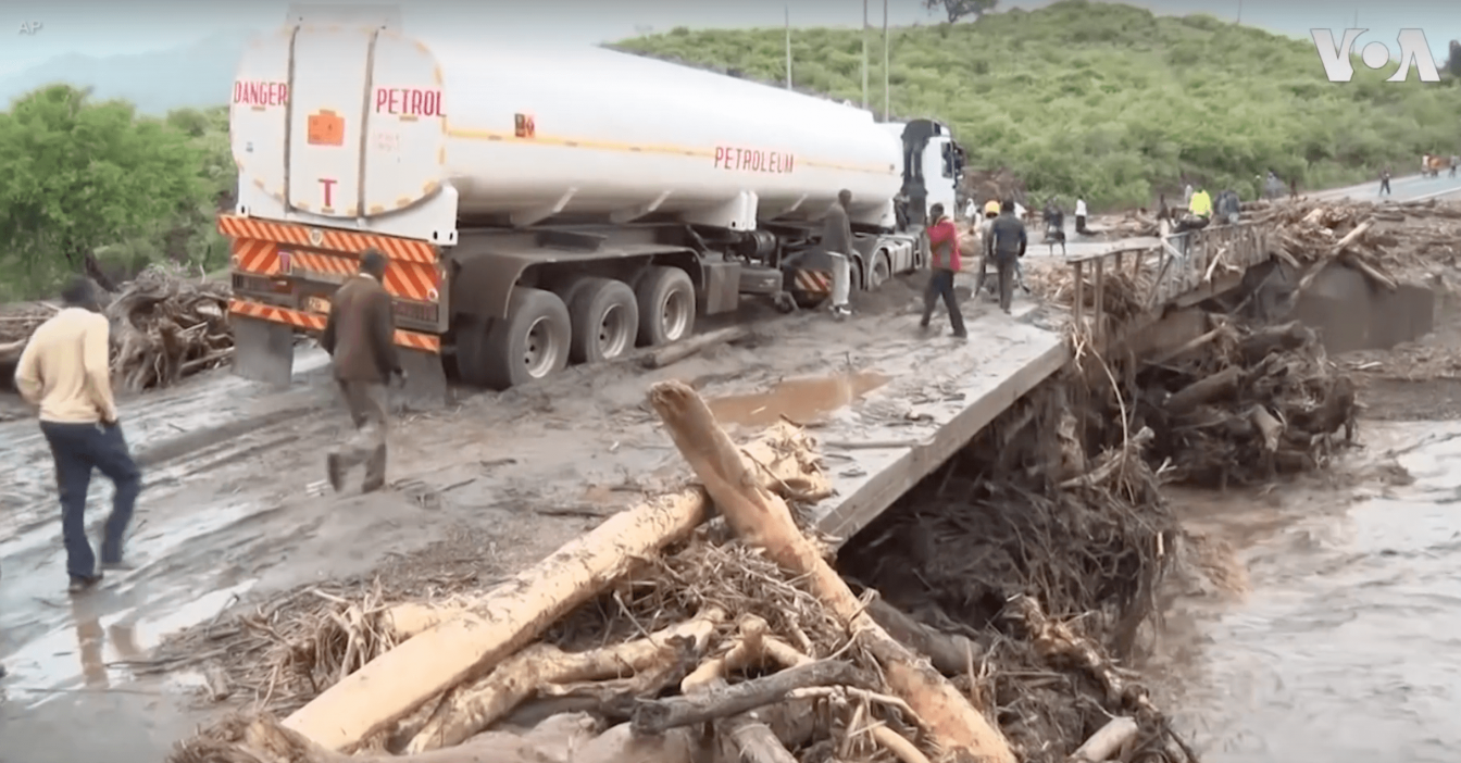 Een vrachtwagen loopt vast op een brug na de overstromingen in Kenia