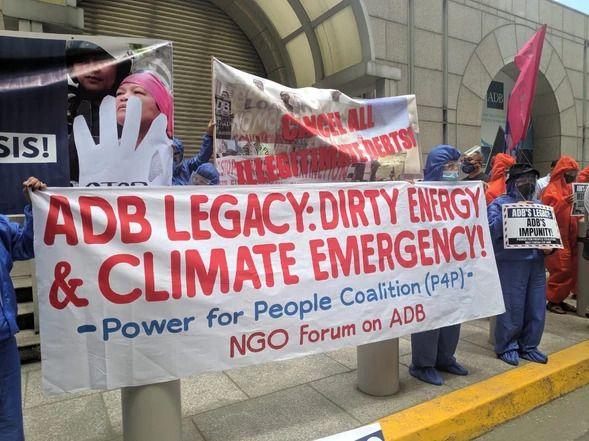 Protest bij de ADB-Bank: ADB zorgt voor vuile energie