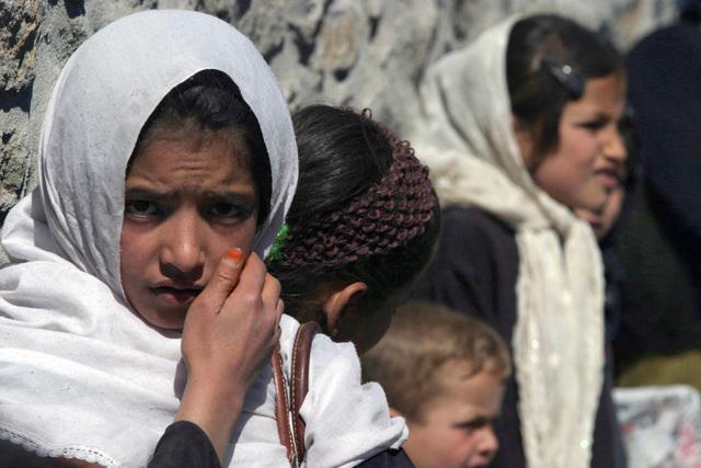 Meisjes in Afghanistan langs de kant van de weg