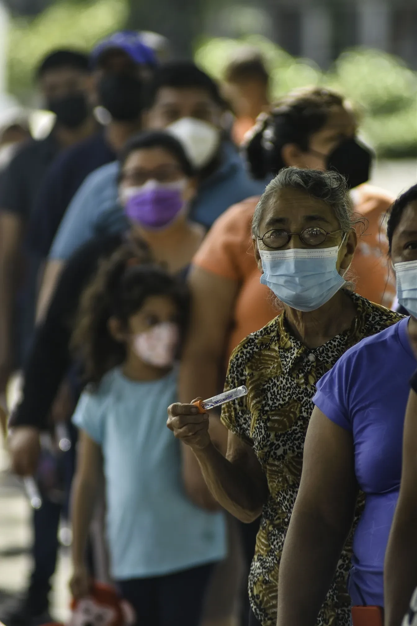 Mensen wachten op vaccinatie in India