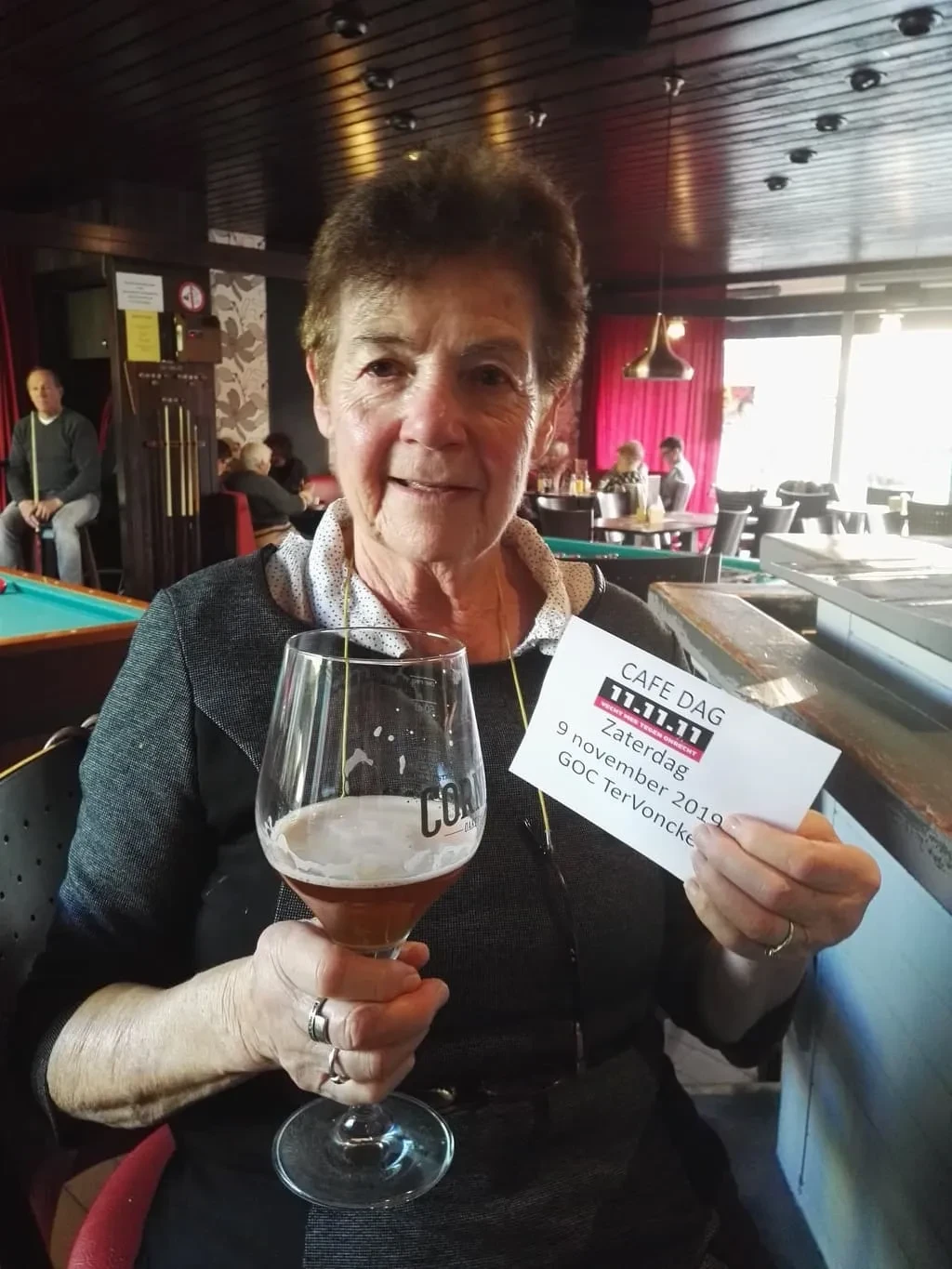 Vrijwilliger die het eten maakt met biertje in de hand