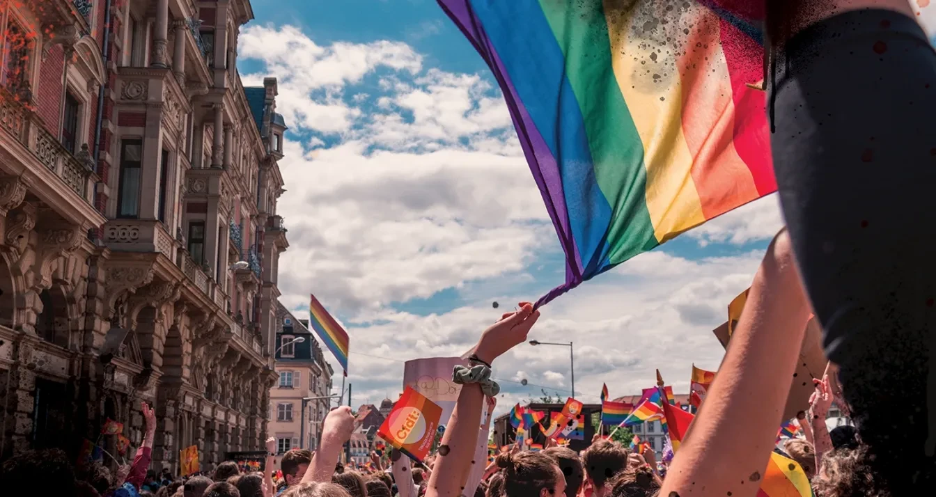 Regenboogvlag tijdens een manifestatie