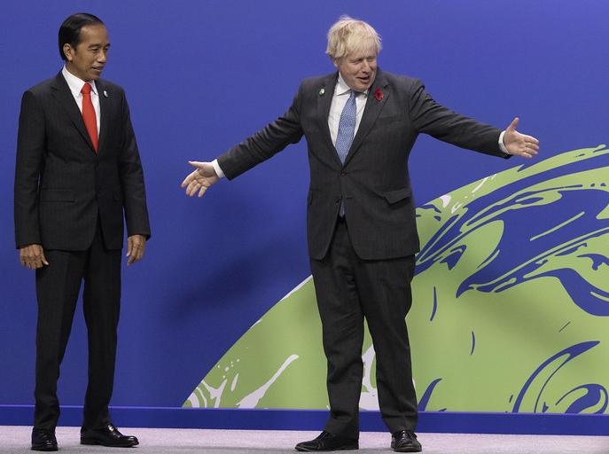 Boris Johnson verwelkomt de Indonesische president Jokowi op de COP26