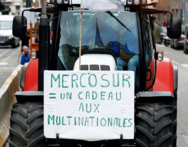 Tractor met opschrift 'Mercosur = un cadeau aux multinationales'