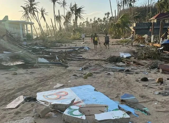 Vernielde wegen en gebouwen op Siargoa Island