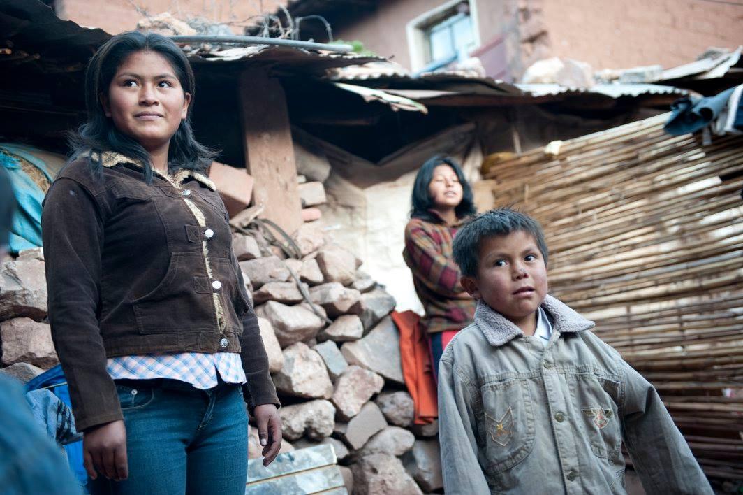 Peruvianen uit Cuzco bij een gebouw