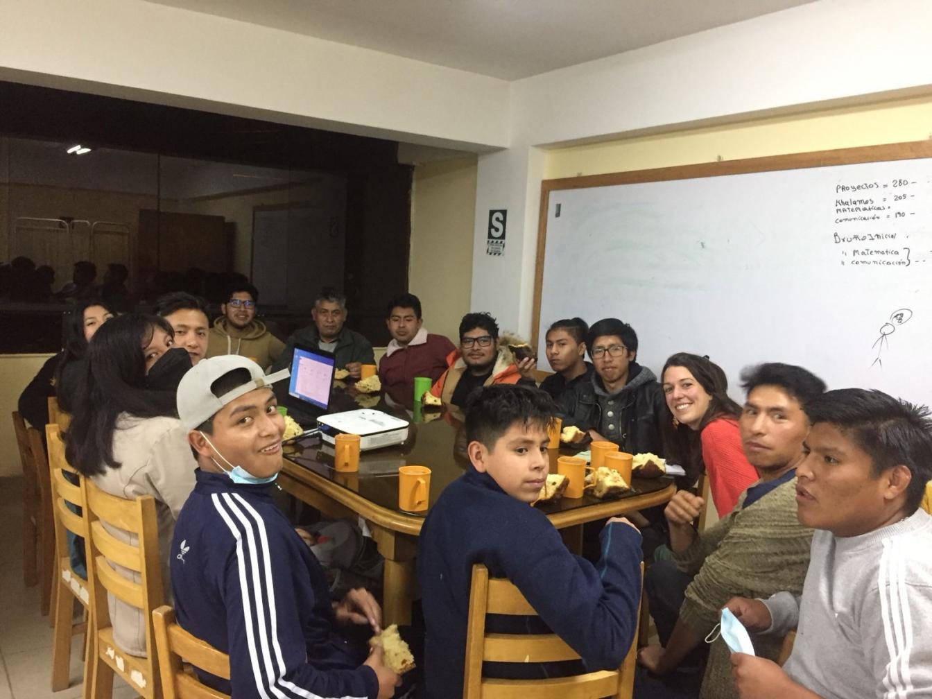 Jongeren rond de tafel bij Puririsun in Cuzco