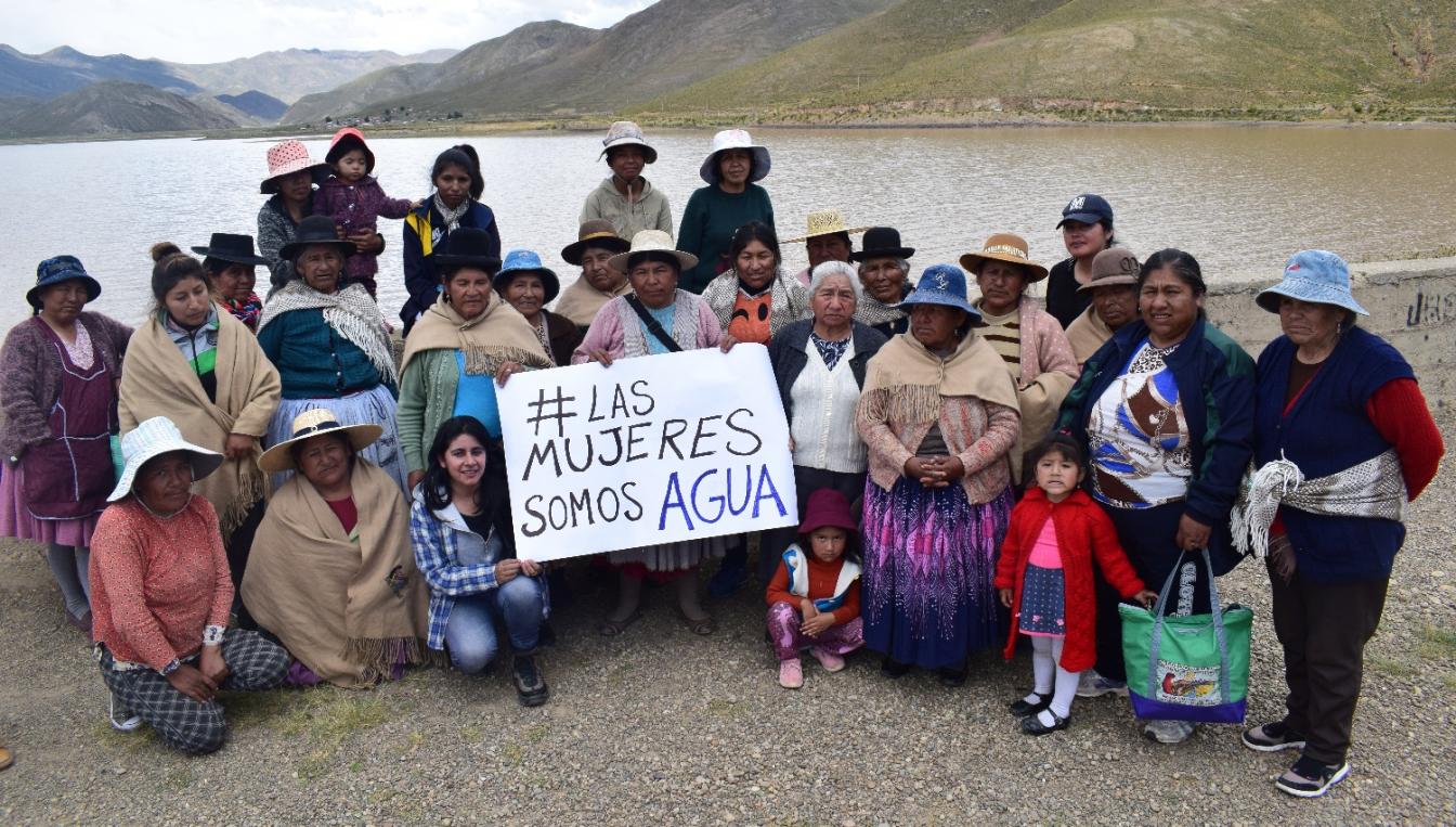 Boliviaanse vrouwen bij meertje