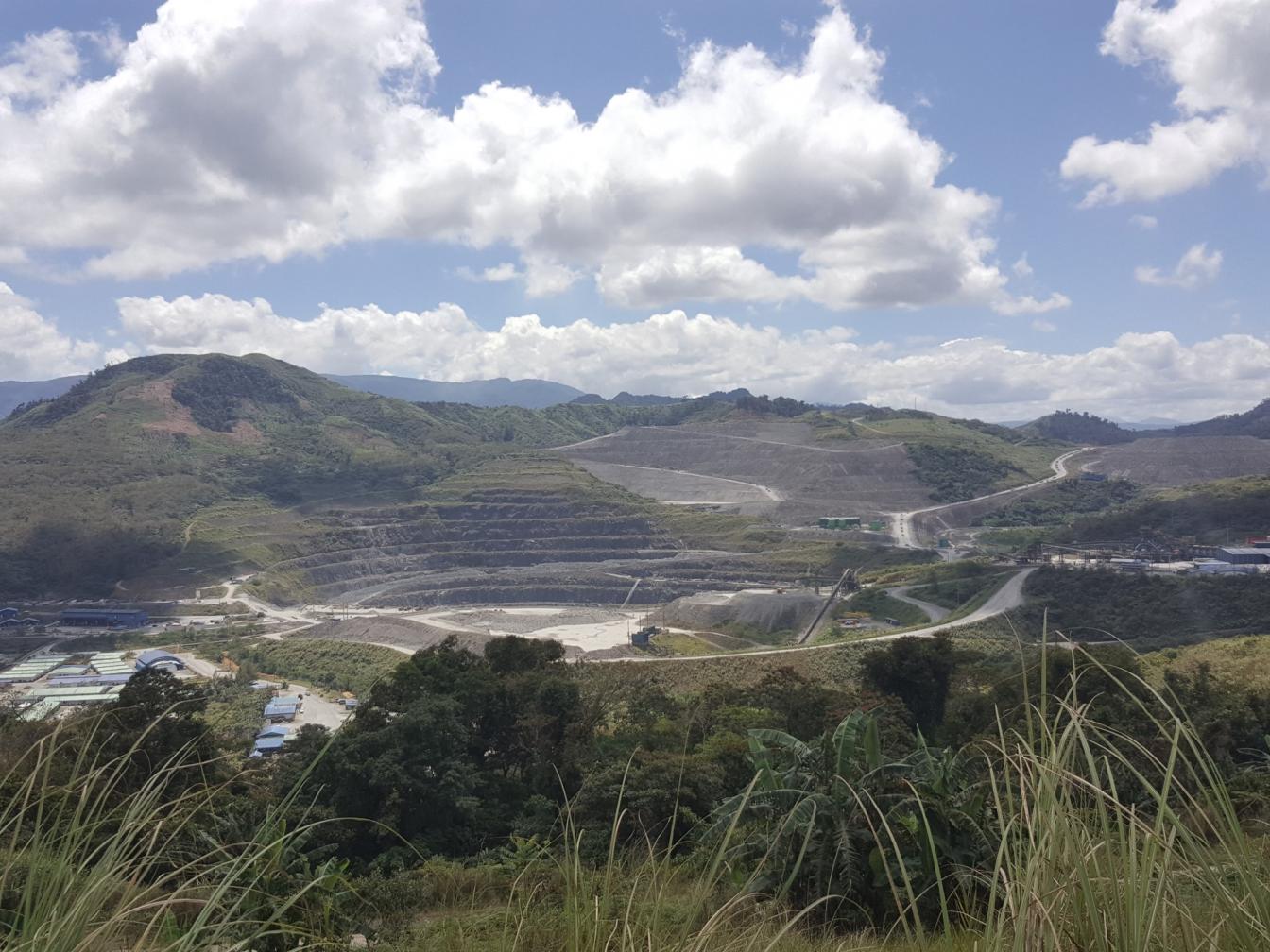 Open mijnbouw nabij het dorp Didipio in de Filipijnen