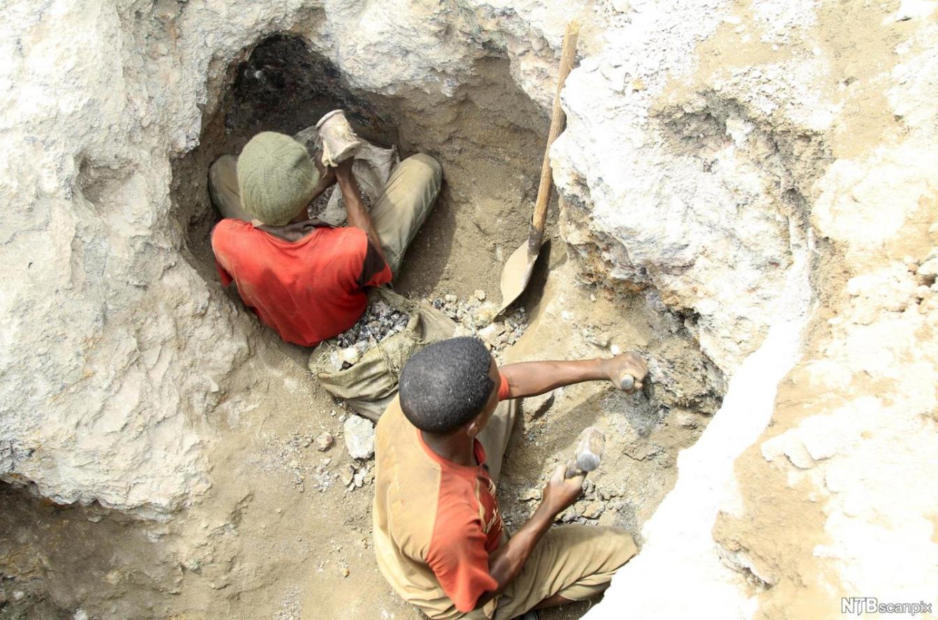 Twee arbeiders in een kobaltmijn in DR Congo