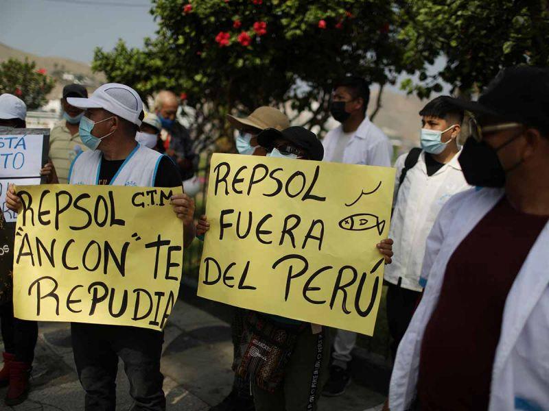 Peruvianen komen op straat na olielek