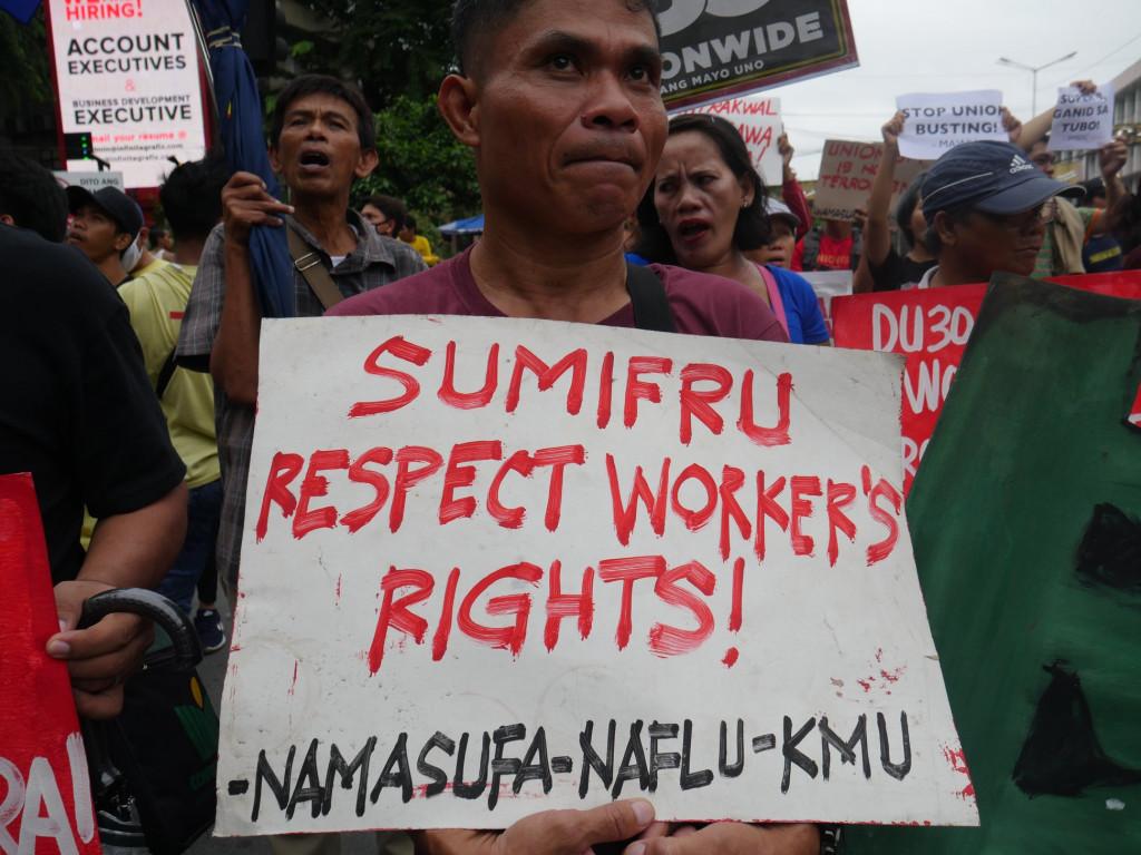 Filipijnse man protesteert tegen Sumifru