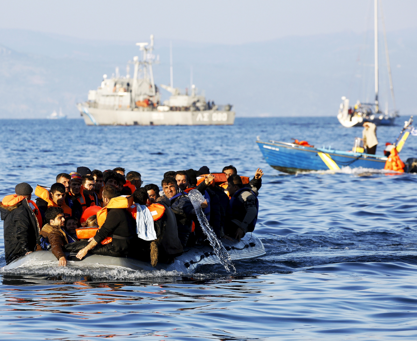 Vluchtelingen in een bootje op zee