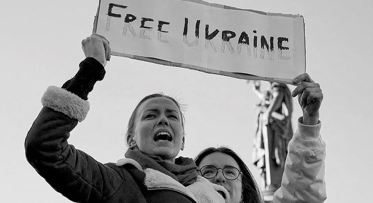 Jongeren met pancarte 'Free Ukraine'