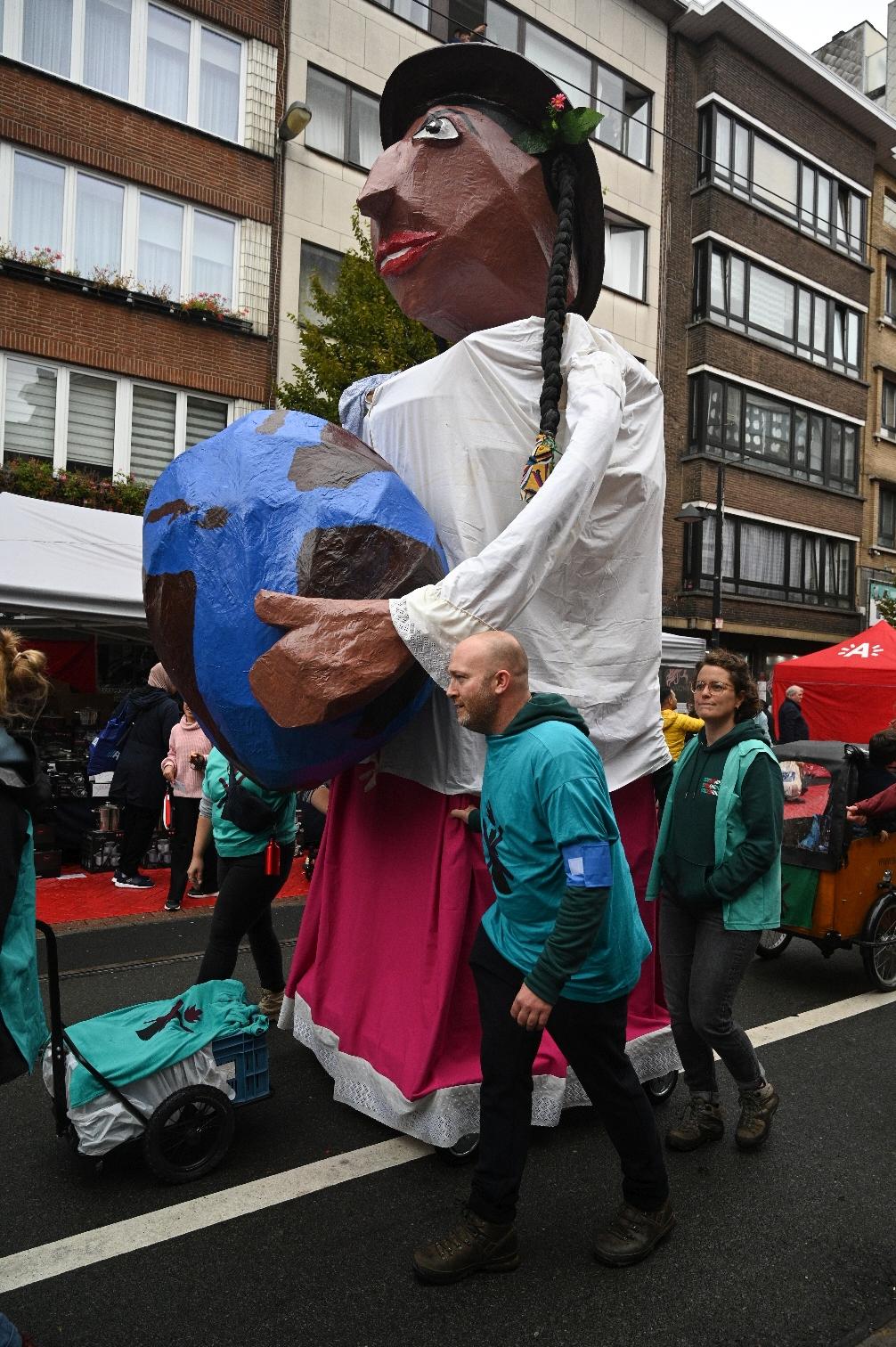 Klimaatreuzin Amazonía tijdens de reuzenstoet in Antwerpen