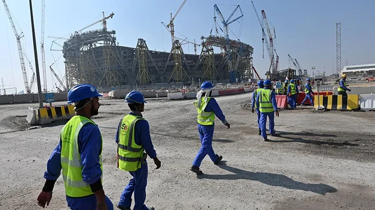 Bouw van voetbalstadion in Qatar