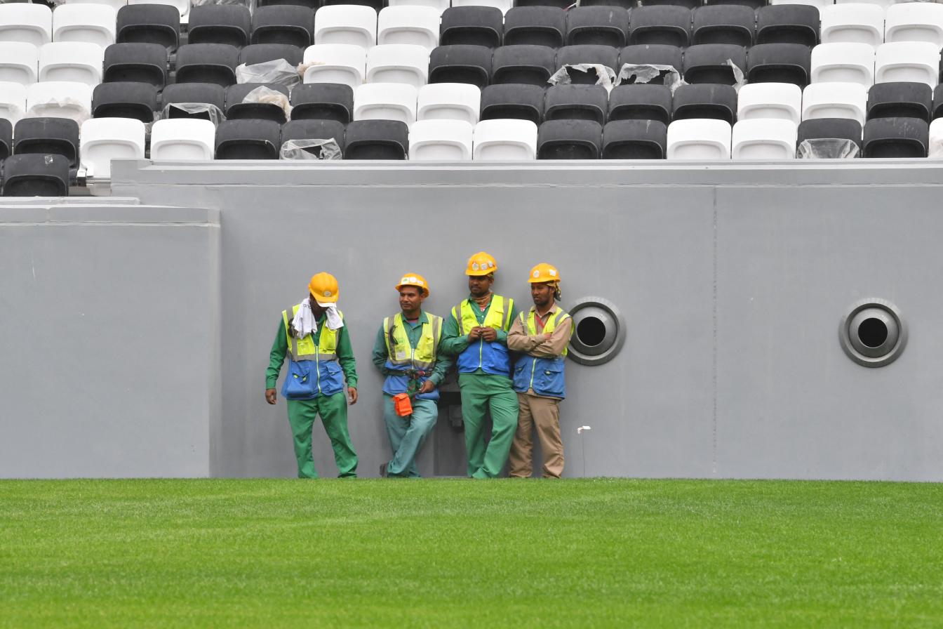 Werkmannen op het grasveld - WK Qatar