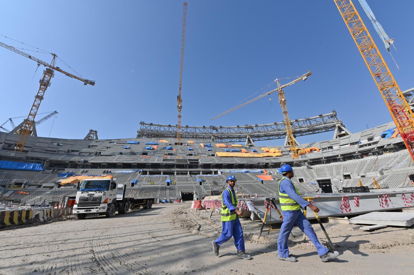 Werkmannen tijdens constructie stadion WK Qatar