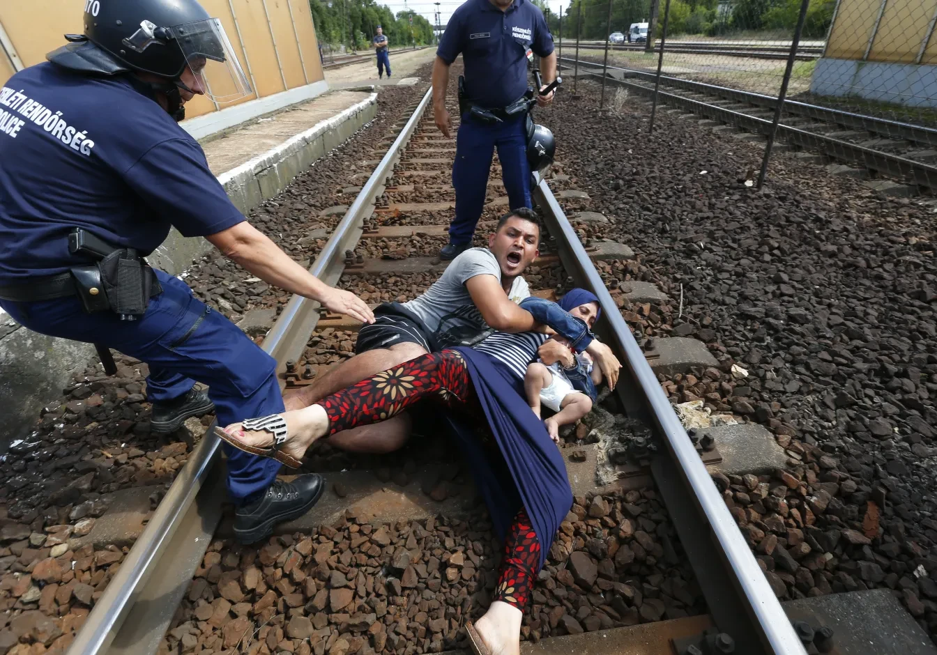 Mensen op de vlucht in het station van Bicske in Hongarije