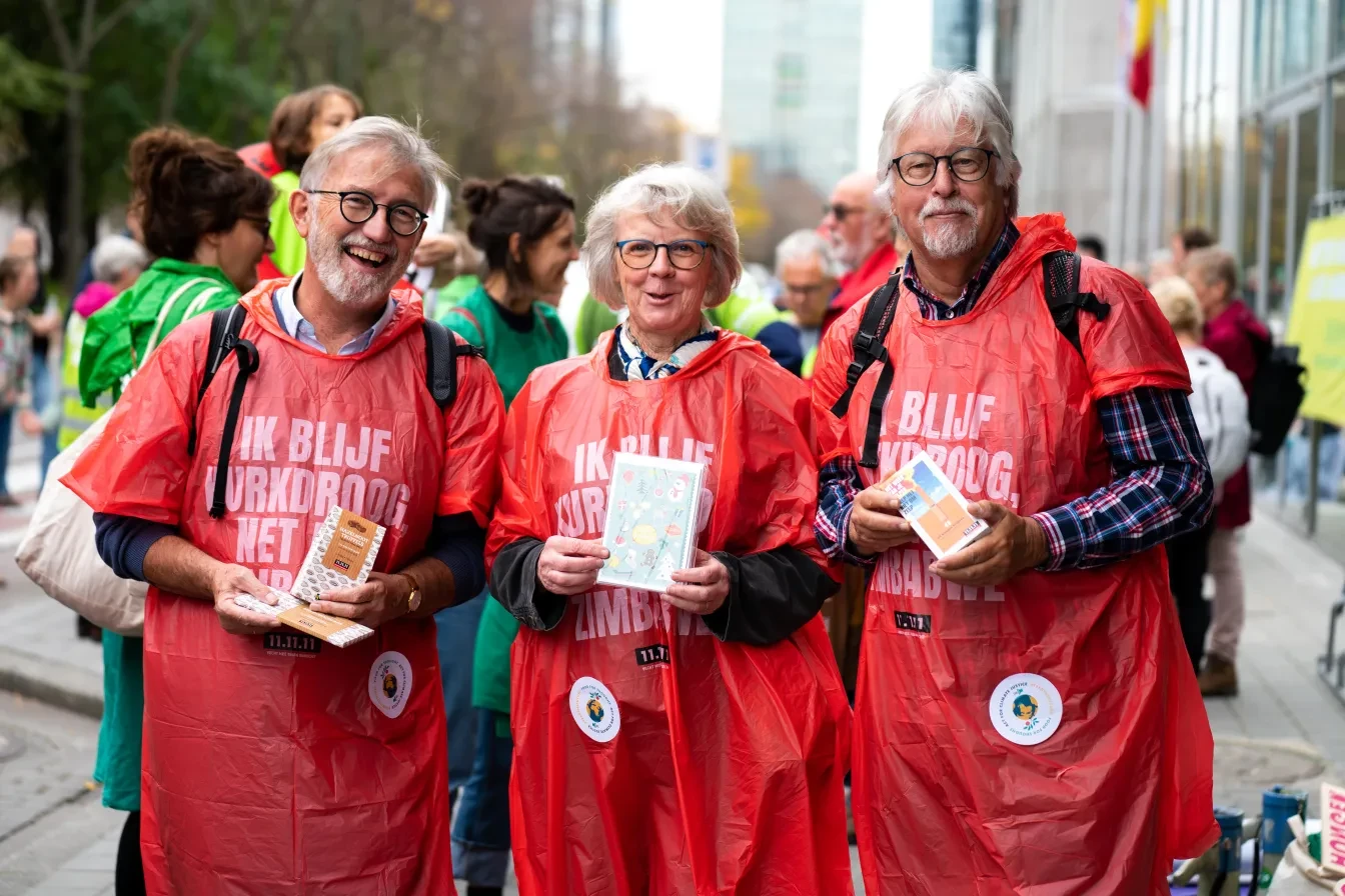 Vrijwilligers met verkoopproducten