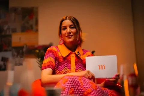 Wassima die de talkshow Klimaatprivilege presenteert