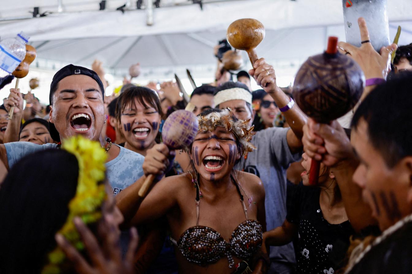 Inheemse gemeenschappen in het Amazonewoud vieren feest na de overwinning.