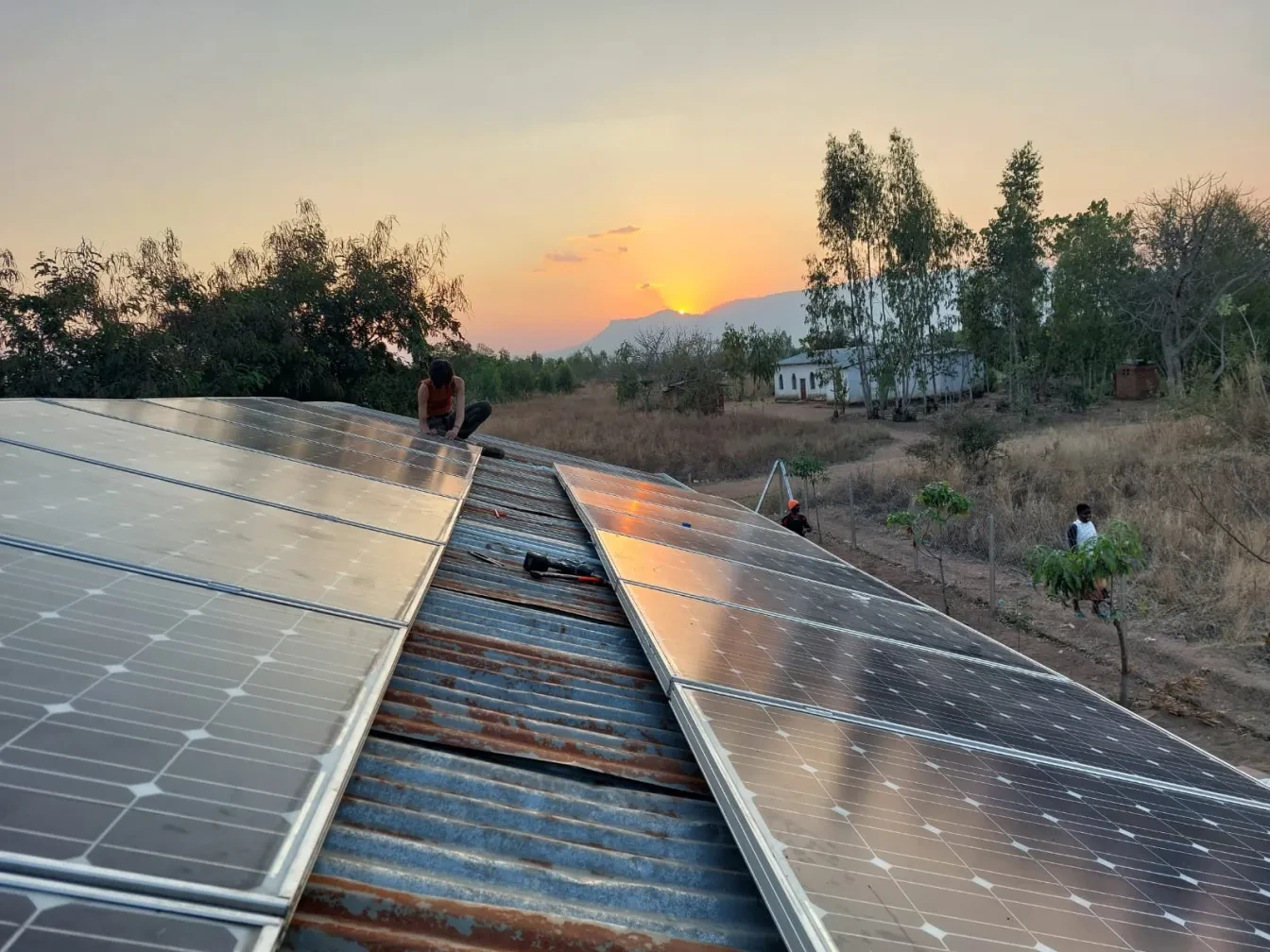 Humasol studenten plaatsen zonnepanelen op school/ proper koken