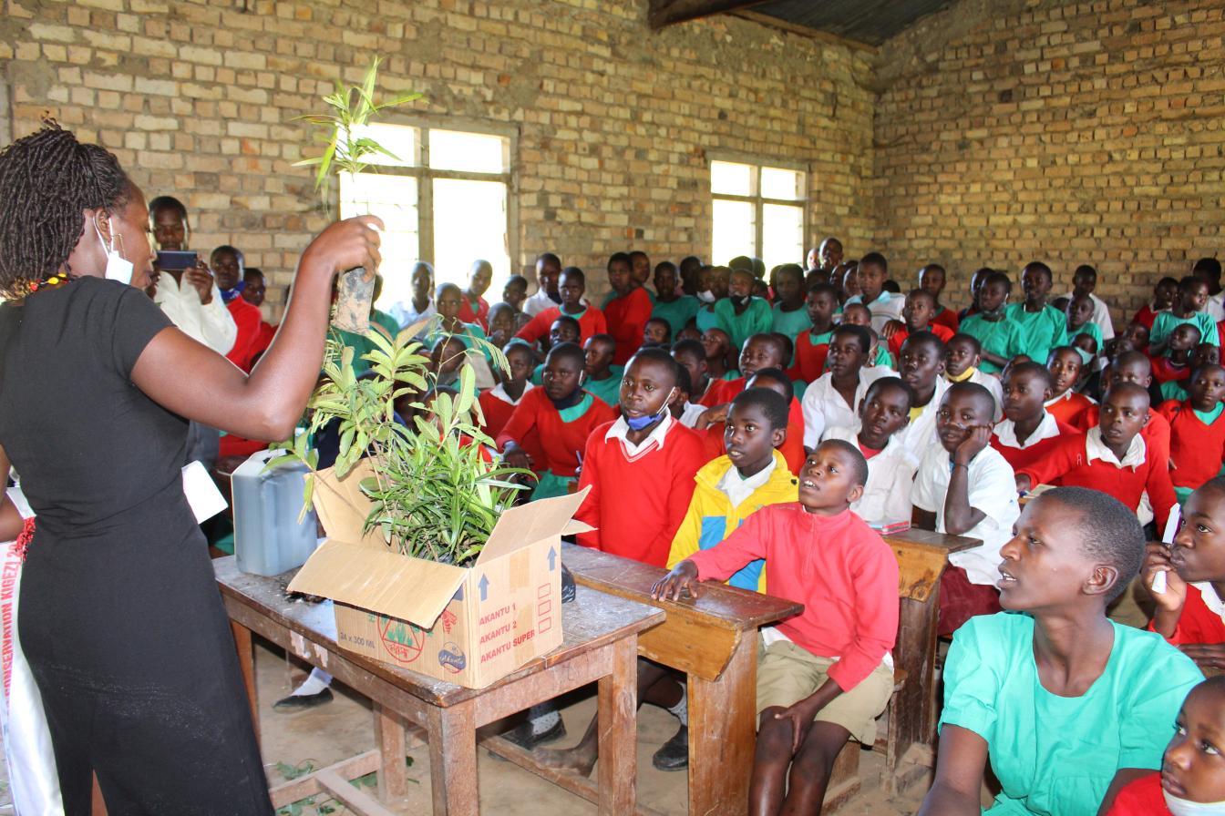 Asiimwe Mourine vertelt over haar project bij scholieren