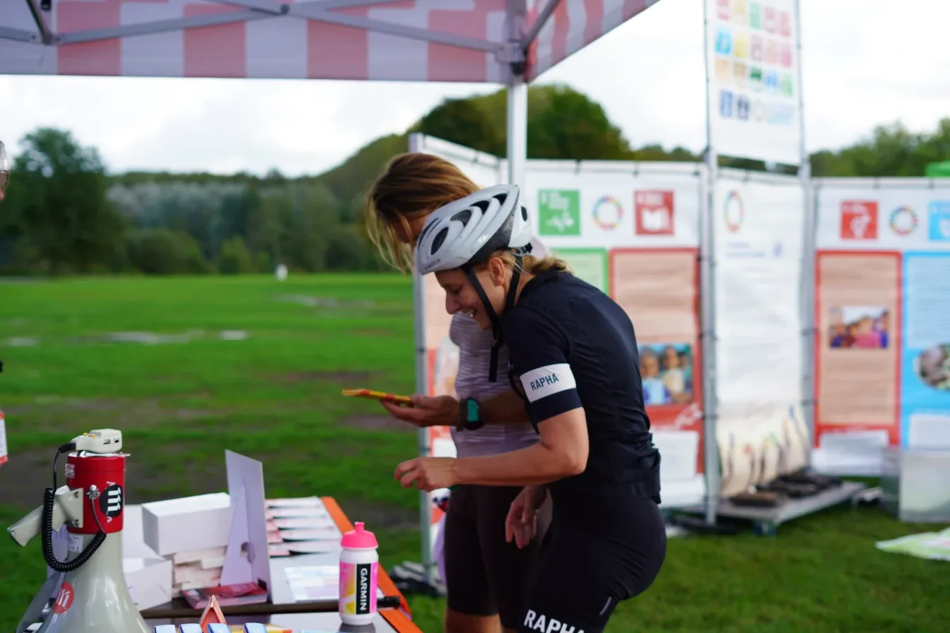 Fietser en vrijwiliger onder tent