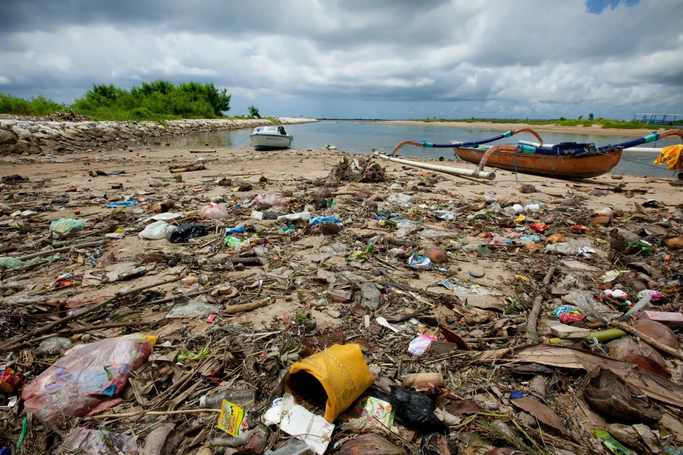 Een vervuild strand op het Indonesische eiland Bali.