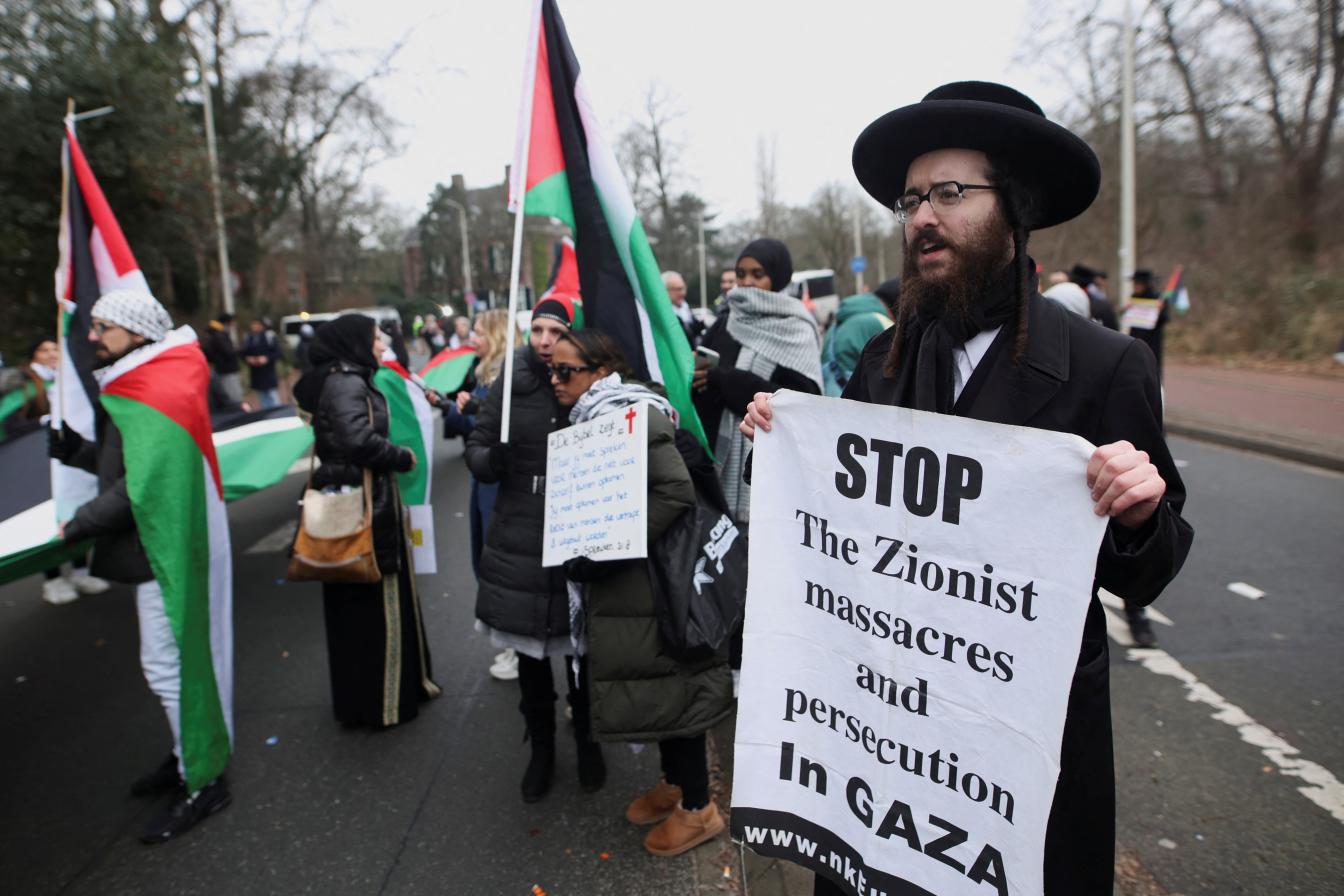 Zowel pro-Palestijnse als Joodse demonstranten verzamelen voor het Internationaal Gerechtshof waar de genocidezaak plaatsvindt.