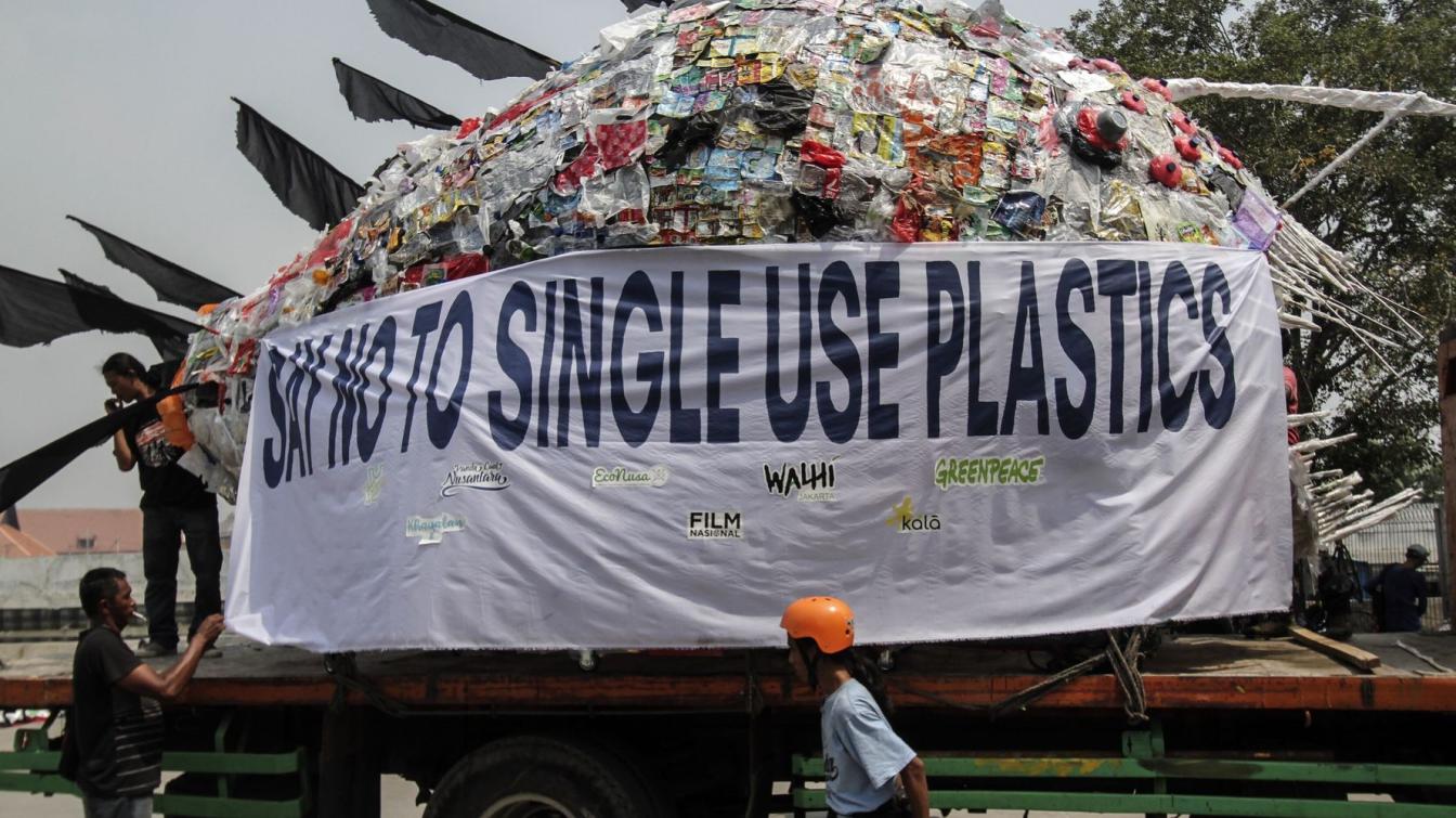 WALHI voert campagne tegen het gebruik van wegwerpplastic.
