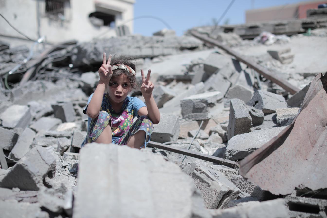 Palestijns meisje blijft achter in puin na bombardementen.