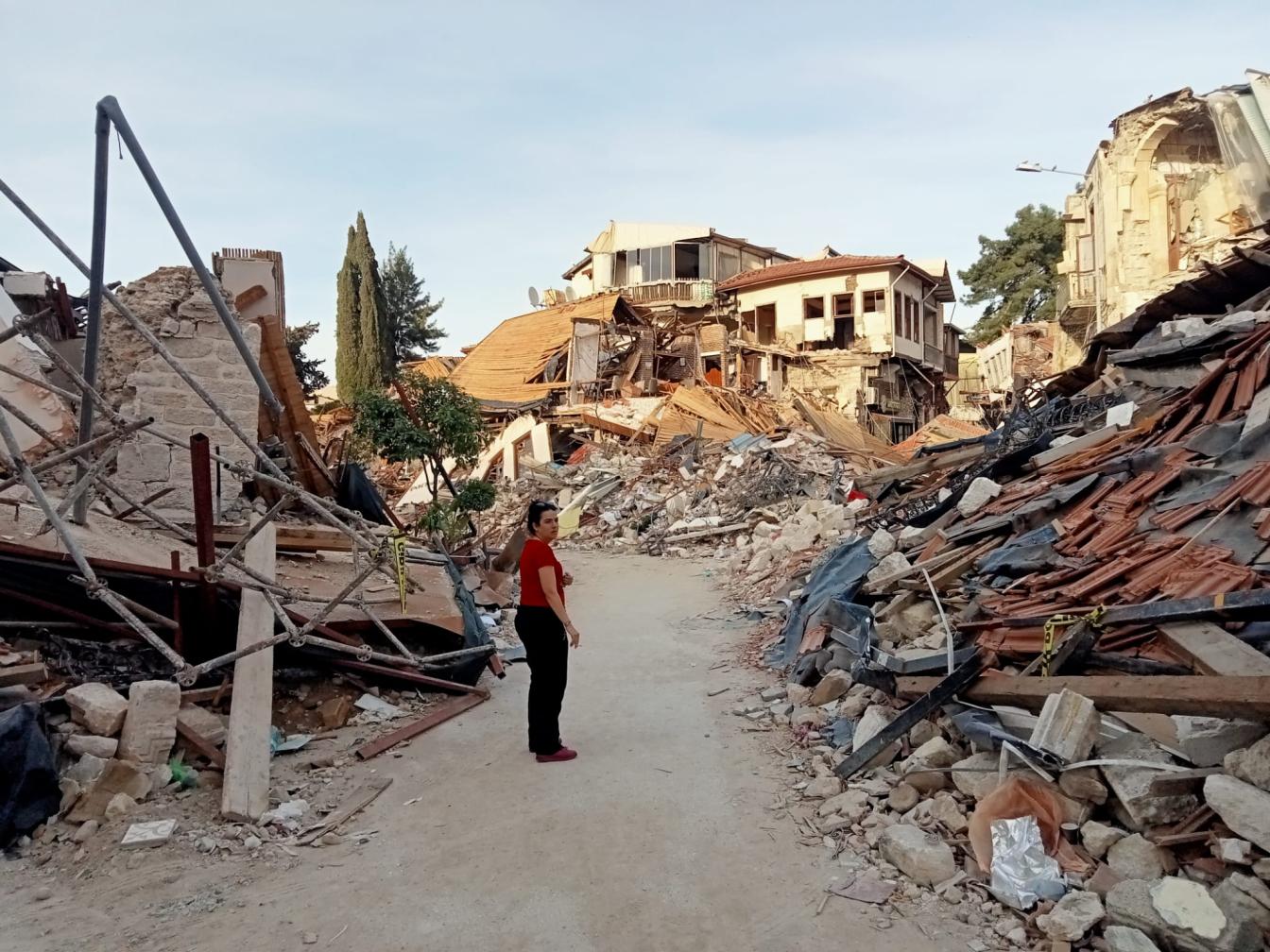 Derya van Olive Branch in de straten na de aardbeving in Turkije. 