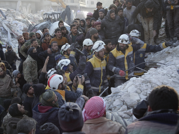 De Syrische Witte Helmen zoeken naar slachtoffers na de aardbevingen in Turkije en Syrië.